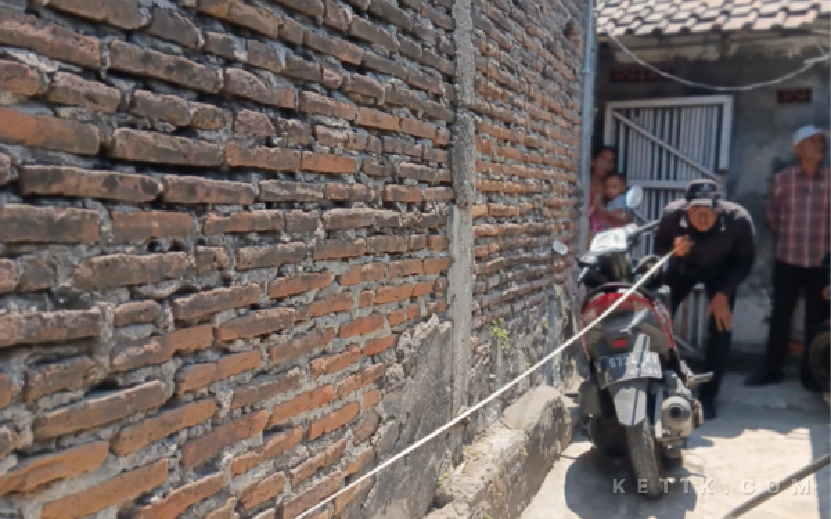 Foto Petugas mengukur koordinat geometris bakal lokasi lahan Flyover Gedangan di salah satu gang pada Rabu (15 Oktober 2026). (Foto: Fathur Roziq/Ketik.com)