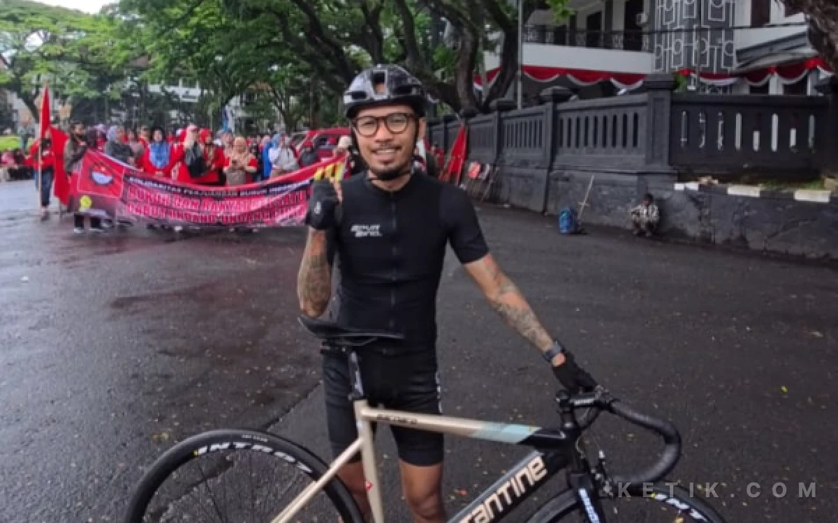 Foto Rizka memilih memperingati Hari Buruh dengan cara yang berbeda, yakni dengan bersepeda mengelilingi Alun-alun Kota Malang sebanyak seratus kali. (Foto: Dok. Ketik.com)