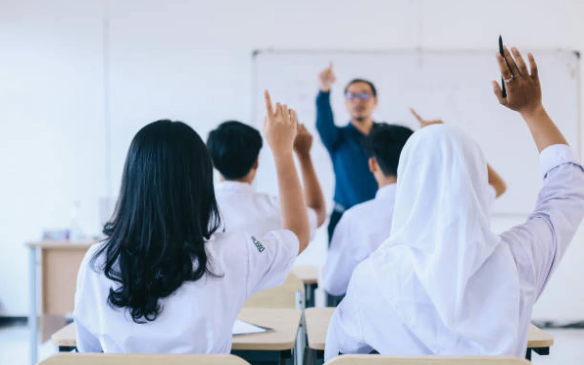 Thumbnail Berita - Survei Voxpol: 92,8 Persen Masyarakat Setuju Sekolah Gratis hingga Perguruan Tinggi