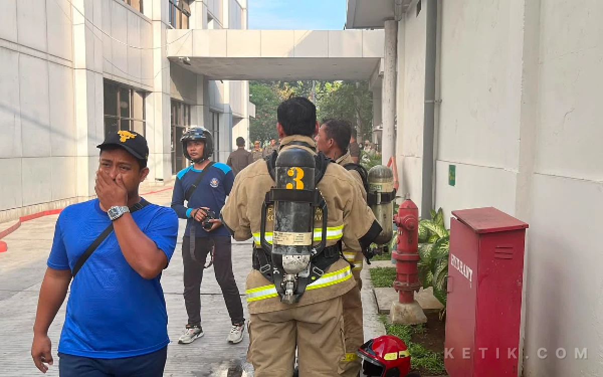 Thumbnail Berita - PPJT RSUD Dr. Soetomo Terbakar, 30 Pasien IGD Dipindahkan ke Lokasi Aman