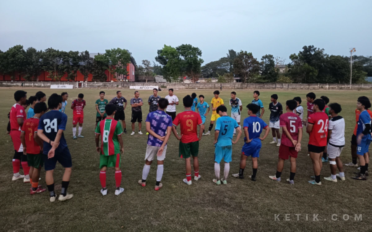 Foto Sesi latihan PSID Jombang di Stadion Merdeka, Jombang, 20 Oktober 2026. (Foto: Rifat/Ketik.com)
