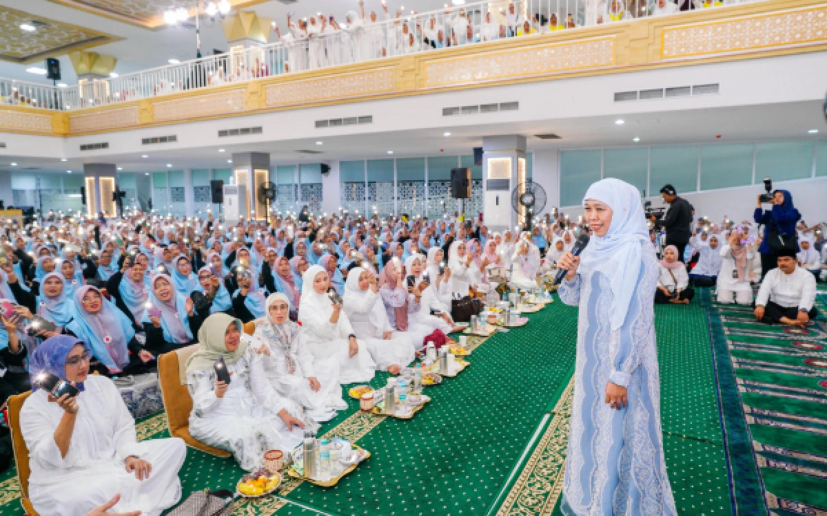Thumbnail Berita - Gubernur Khofifah Ikuti Dzikir dan Doa di Masjid Islamic Centre, Ajak Jadikan Momentum Tahun Baru Islam 1448 H Bangun Kesalehan Sosial