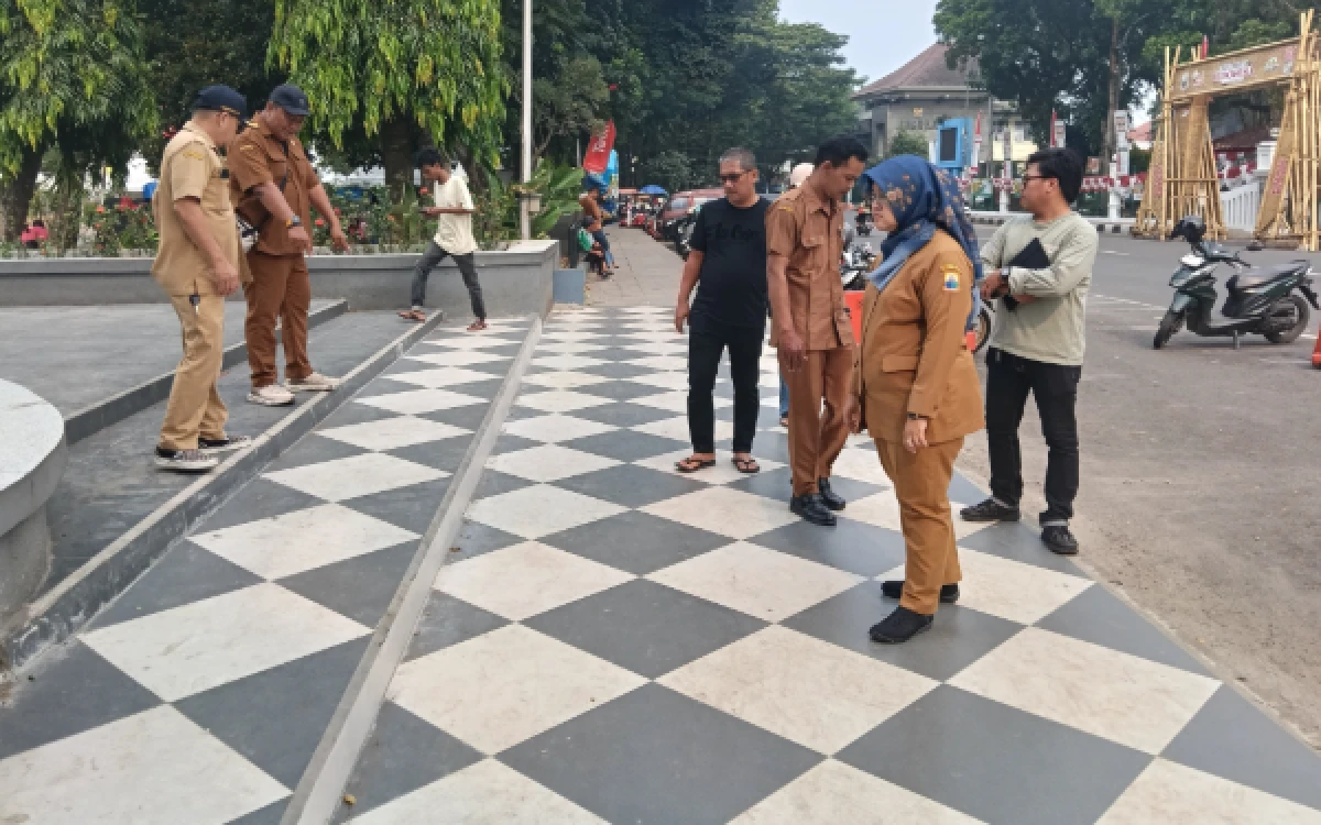Foto Sejumlah petugas dari Dinas Pekerjaan Umum dan Penataan Ruang (DPUPR) Kabupaten Lebak bersama pihak terkait meninjau kawasan pedestrian Alun-Alun Rangkasbitung, Kabupaten Lebak, Banten. (Foto: Abdul Kohar/Ketik.com).
