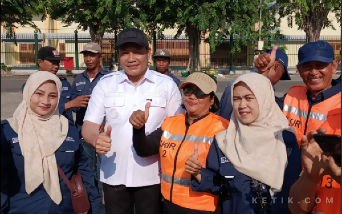 Foto Bupati Subandi melayani permintaan foto bersama emak-emak jukir setelah apel pagi di parkir timur GOR Delta pada Jumat (16 Oktober 2026). (Foto: Fathur Roziq/Ketik.com)