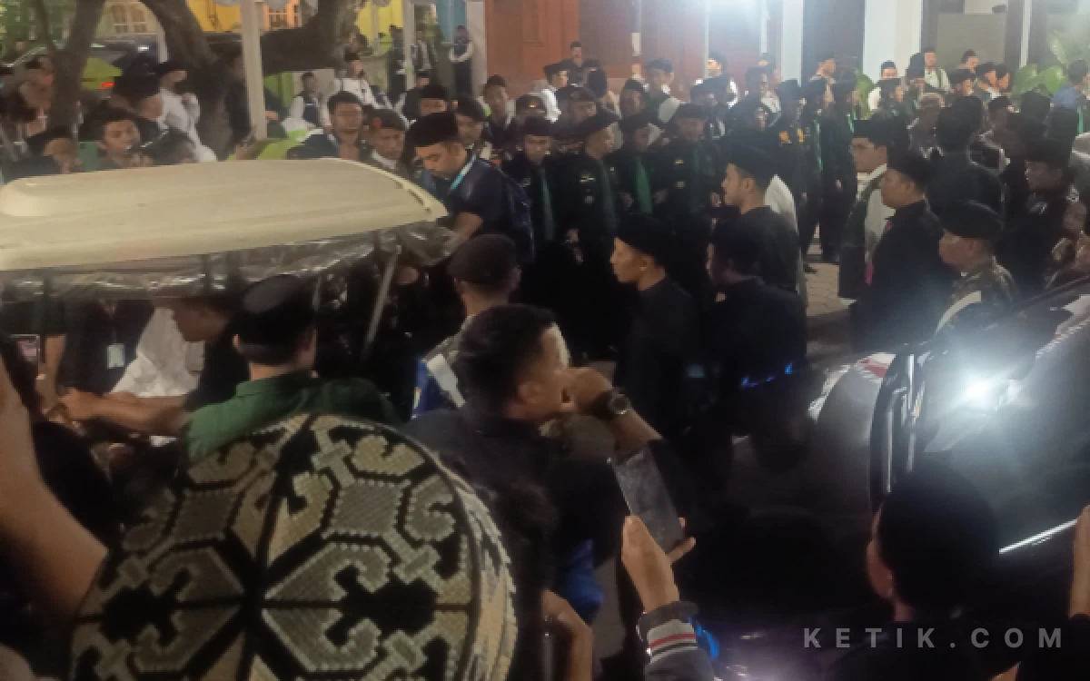 Foto Suasana depan Ndalem Kasepuhan KH Wahan Chasbullah saat berlangsung musyawarah AHWA, 30 Agustus 2026. (Foto: Rifat/Ketik.com)