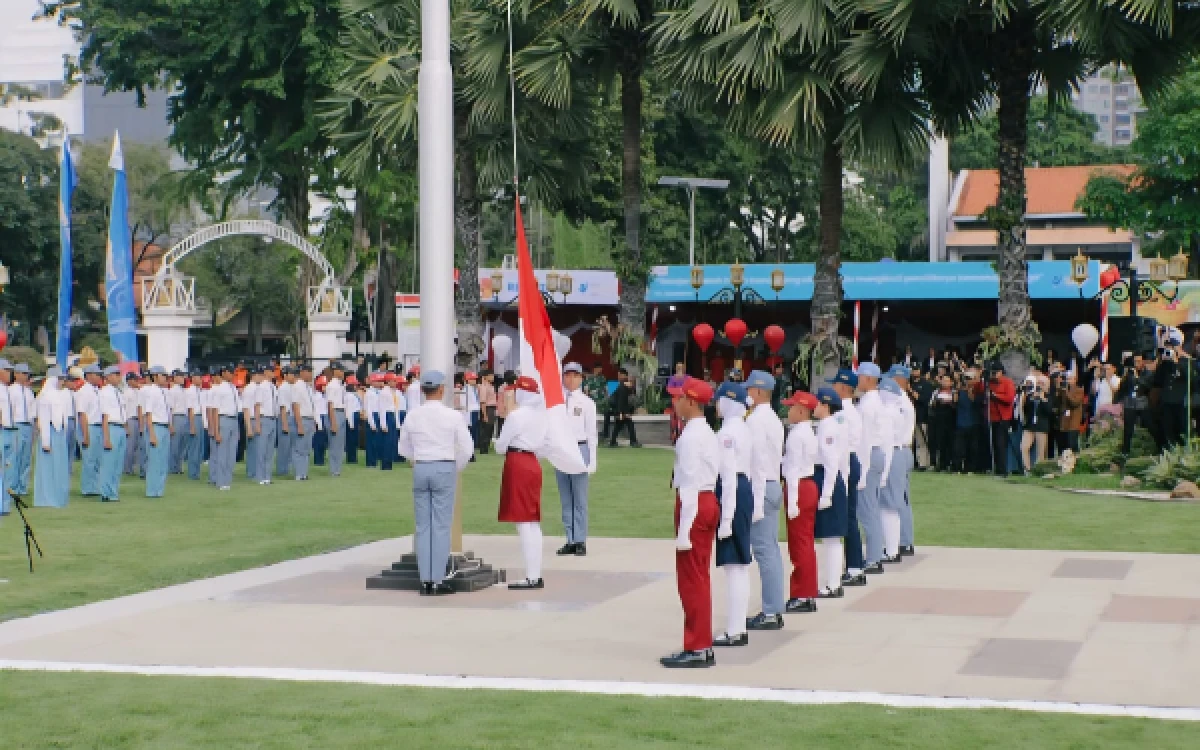 Foto Petugas Paskibra saat Upacara Hardiknas 2026 di Gedung Negara Grahadi di Surabaya pada Senin, 4 Mei 2026. (Foto: Biro Adpim Setdaprov Jatim)