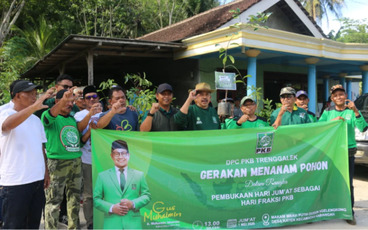 Foto Anggota DPR RI dari fraksi PKB Iman Sukri mengamanatkan bibit pohon nangka untuk ditanam DPC PKB Trenggalek bersama warga. (Foto: Agus Riyanto/Ketik.com)