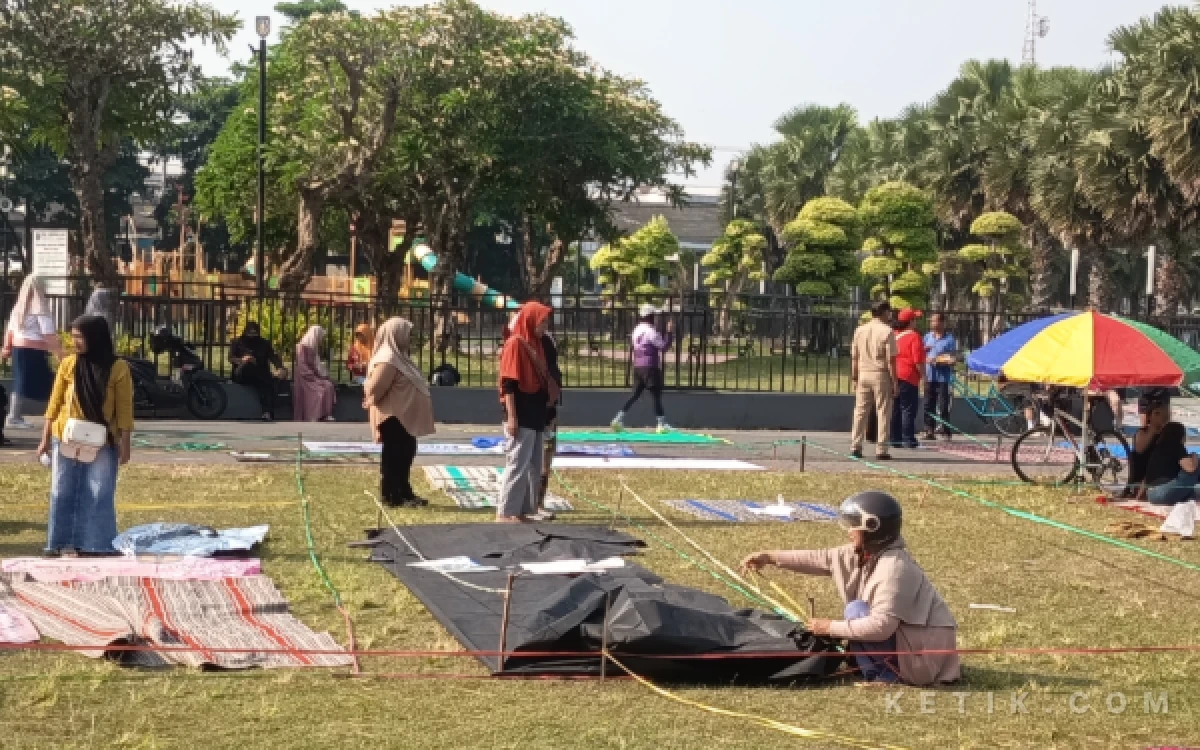 Foto Para jemaah Jombang Bersholawat bersama Gus Iqdam mencari tempat terbaik di Alun-Alun Jombang sejak pagi, Selasa 13 Oktober 2026. (Foto: Rifat/Ketik.com)