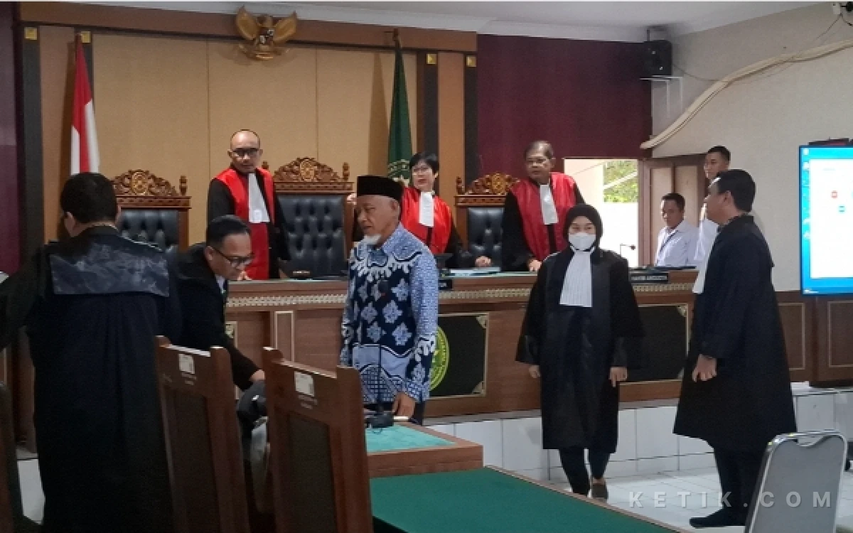 Foto Terdakwa Sri Purnomo berdiri usai pembacaan putusan perkara dugaan korupsi dana hibah pariwisata Sleman. Sidang ini diwarnai raibnya tuntutan uang pengganti Rp10,9 miliar dalam amar putusan hakim. (Foto: Fajar R/Ketik.com)