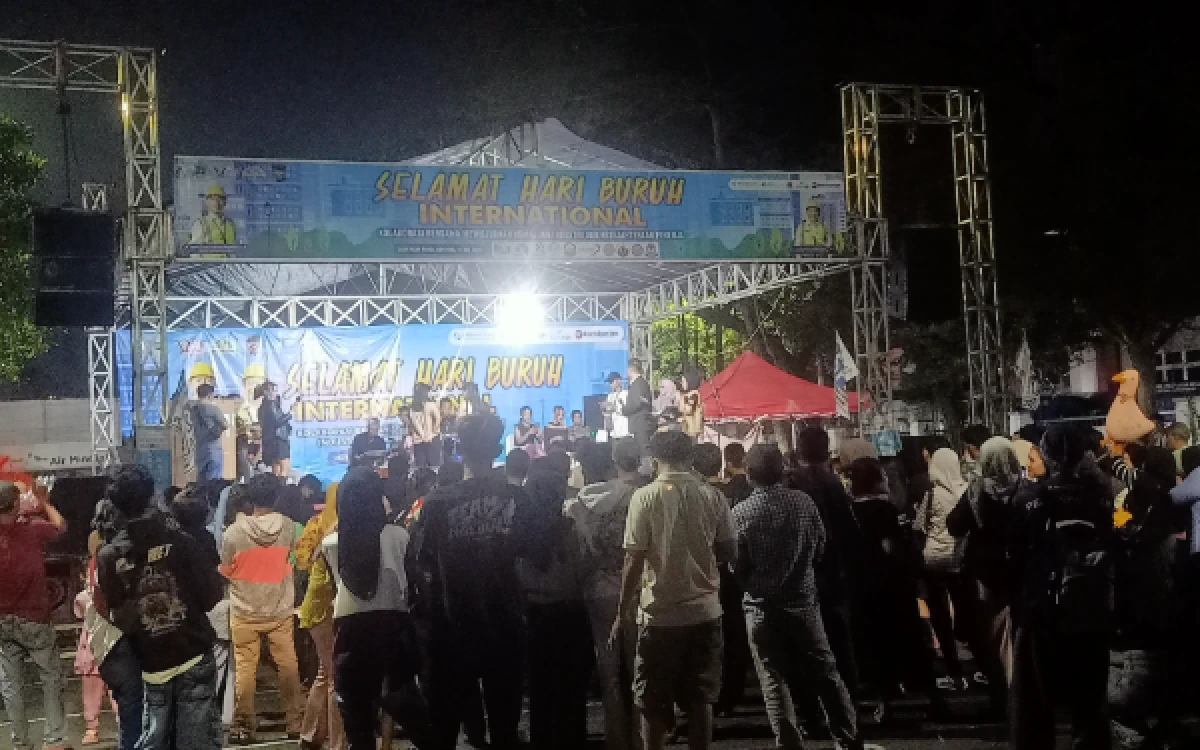 Thumbnail Berita - Panggung Hiburan May Day di Alun-alun Rangkasbitung Diserbu Ratusan Penonton
