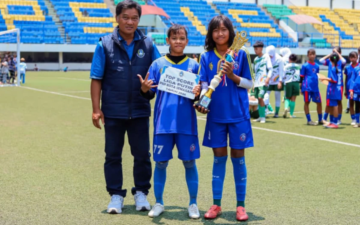 Foto Syafira Aulia Kamil (tengah) dan Kaesa Fairuz Suseno terpilih menjadi pencetak gol terbanyak dalam  Liga Putri PSSI Kota Semarang. (Foto: Media Officer Arema FC)