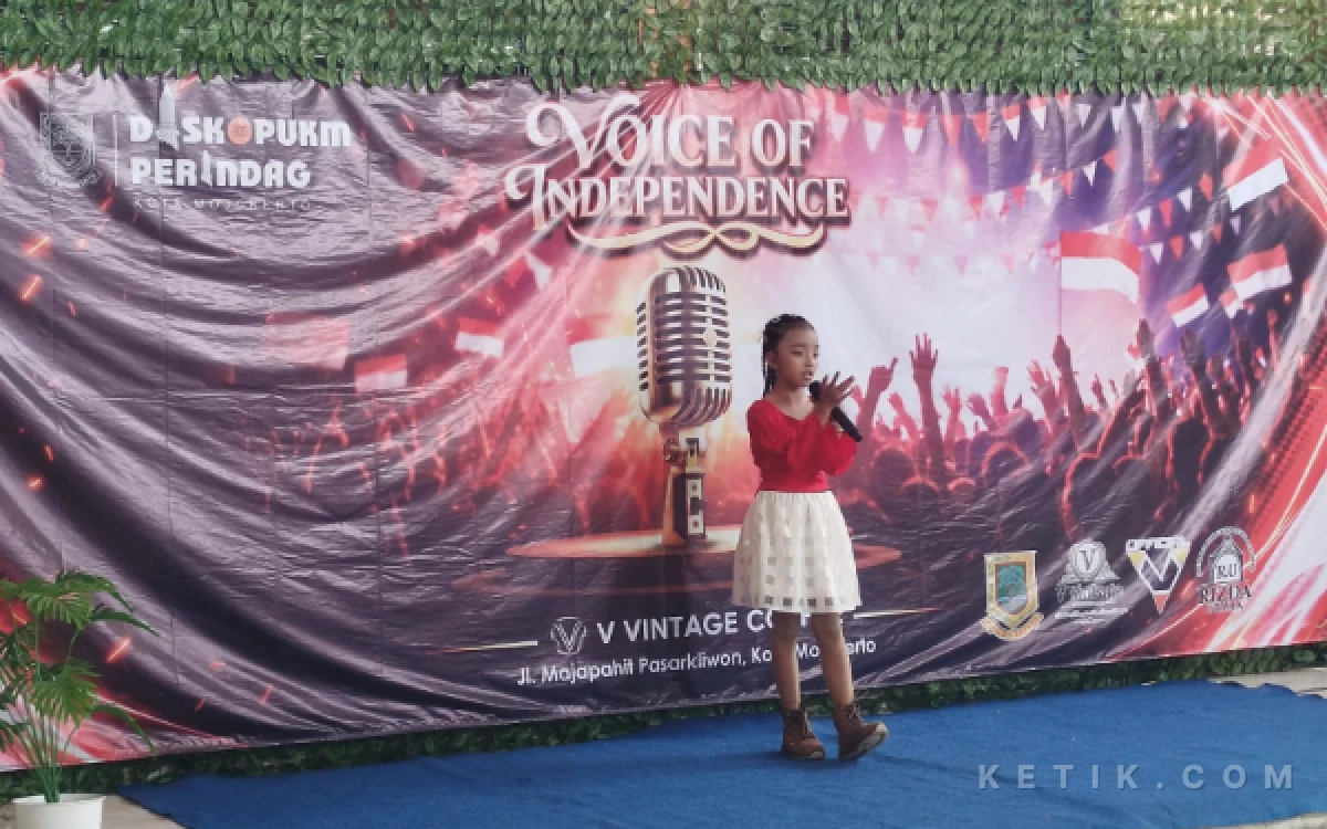 Foto Penampilan salah satu peserta V-Vintage Voice of Independence di pasar Kliwon Kota Mojokerto (foto : sholahudin/ ketik.com)