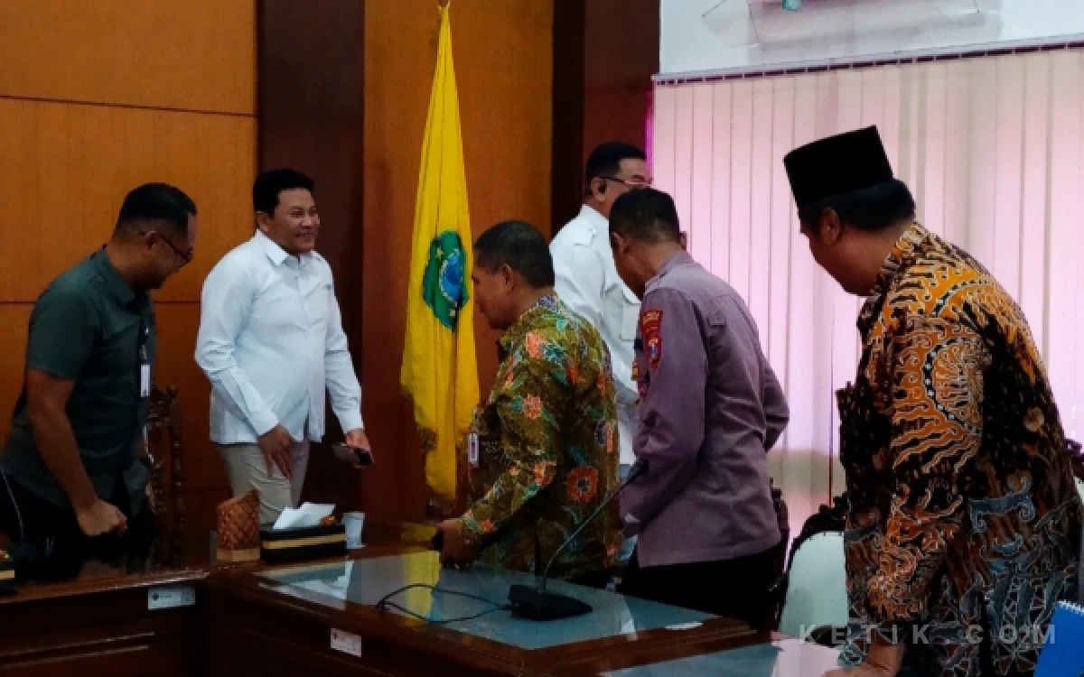 Foto Bupati Subandi menemui perwakilan instansi, lembaga, dan organisasi kemasyarakatan setelah rapat koordinasi tentang pembatasan aktivitas sound horeg di Sidoarjo. (Foto: Fathur Roziq/Ketik.com)
