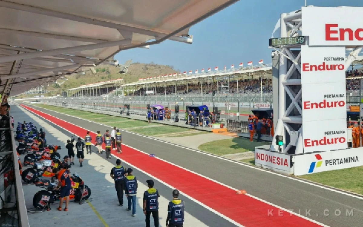 Thumbnail Berita - MotoGP Mandalika, Seskab Teddy Ajak Masyarakat Tunjukkan Keramahan Indonesia