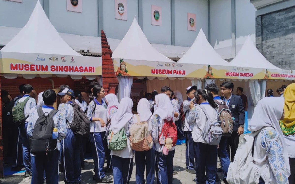 Foto Siswa SMPN 3 Kota Malang sedang mengunjungi booth sejumlah museum yang ikut dalam Pameran Bersama Temporer bertajuk Perjalanan Waktu dan Jejak Peradaban Malang Raya pada 13–15 Oktober 2026 di Museum Mpu Purwa Malang. (Foto: Dendy'Ketik.com)