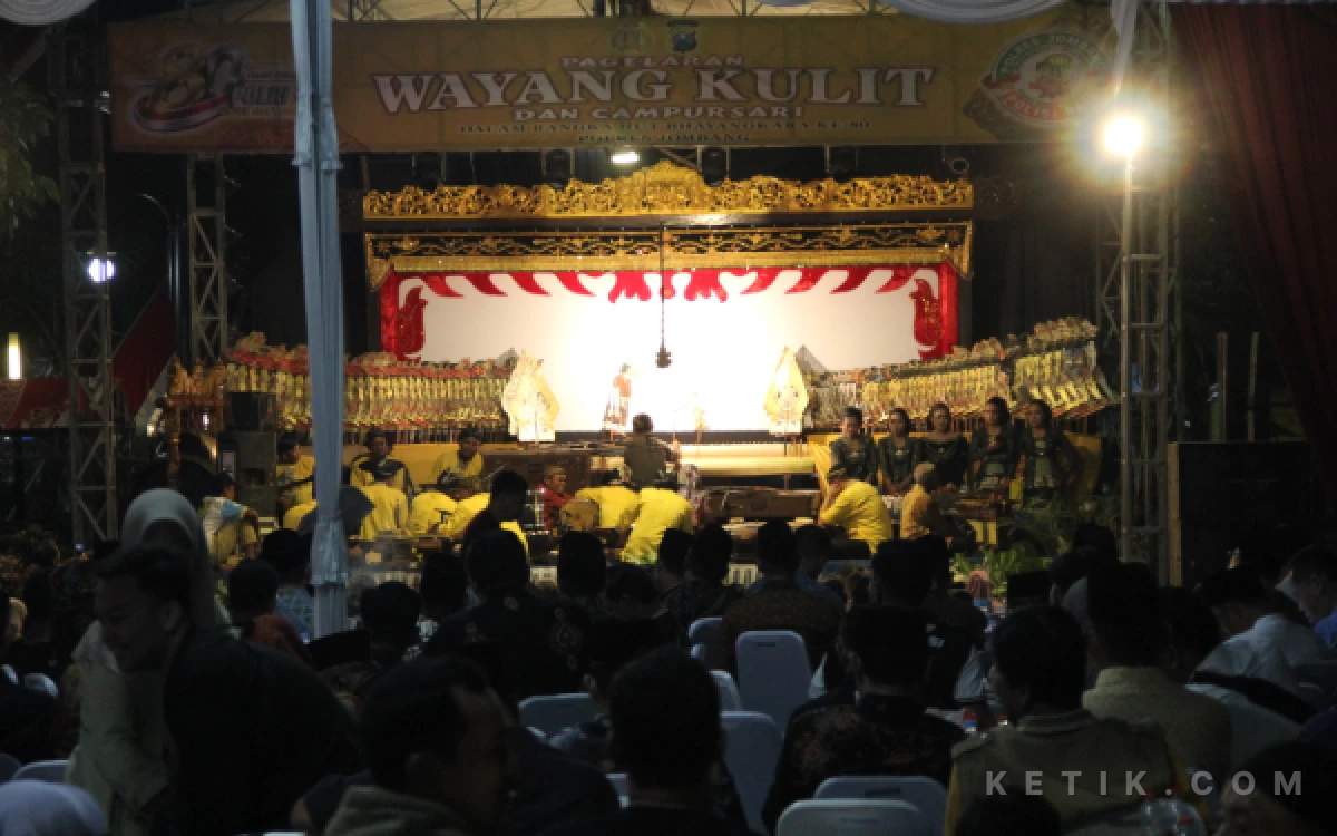 Foto Suasana gelaran wayang kulit di depan Polres Jombang, 15 Juni 2026. (Foto: Rifat/Ketik.com)