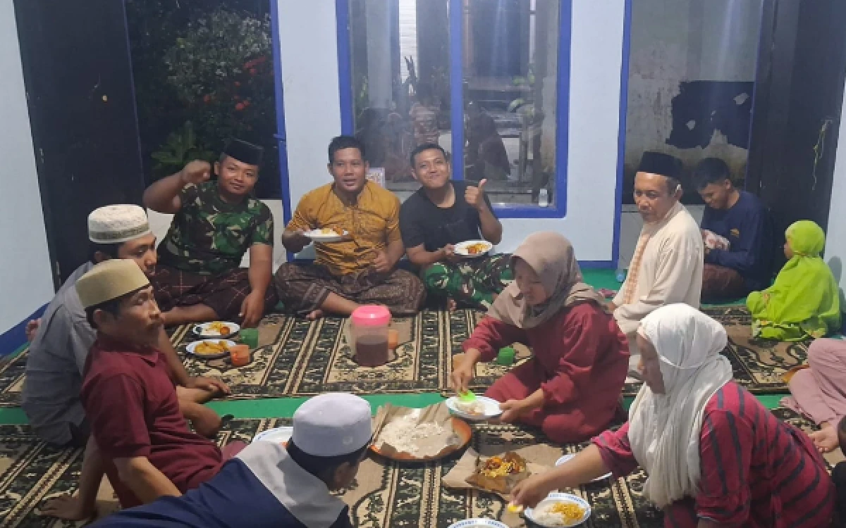 Thumbnail Berita - Satgas TMMD Ke-128 Kodim 0820 Probolinggo dan Warga Makan Bersama, Bukti Nyata Kemanunggalan TNI-Rakyat