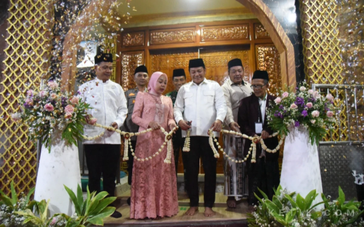 Foto Bupati Subaandi bersama istri, dr Sriatun Subandi, menggunting pita bunga tanda peresmian Masjid dan TPQ Al-Hibah di Desa Sedatigede, Kecamatan Sedati. (Foto: Sigid/Kominfo Sidoarjo)