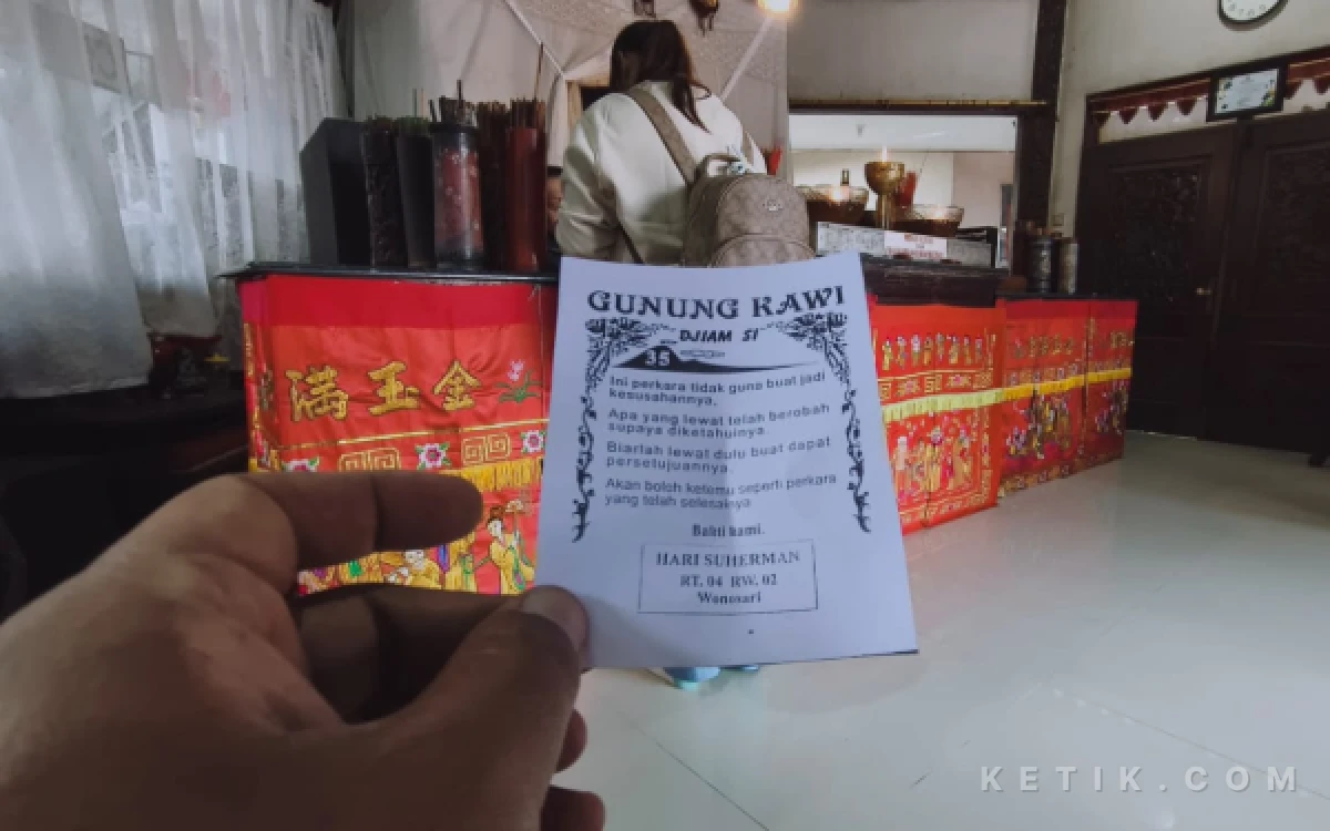 Foto Lembaran syair yang berisi ramalan dan nasihat. Syair ini kemudian diterjemahkan oleh petugas di lokasi ciamsi. (Foto: Dendy/Ketik.com)