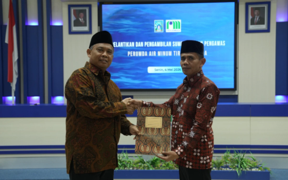 Foto Bupati Sleman Harda Kiswaya melantik Sukarmin sebagai Dewan Pengawas Perumda Air Minum Tirta Sembada di Kantor PDAM Sleman, Senin, 4 Mei 2026. Sukarmin yang juga menjabat Kepala Dinas PU Sleman diharapkan mampu memperkuat sinergi infrastruktur dan layanan air bersih di wilayah tersebut. (Foto: Fajar R/Ketik.com)