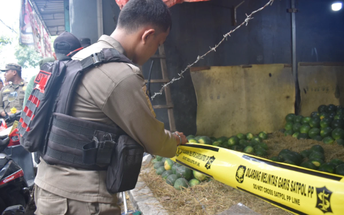 Thumbnail Berita - Satpol PP Surabaya Segel 23 Kios di Tanjungsari, Pedagang Diarahkan ke Pasar Buah