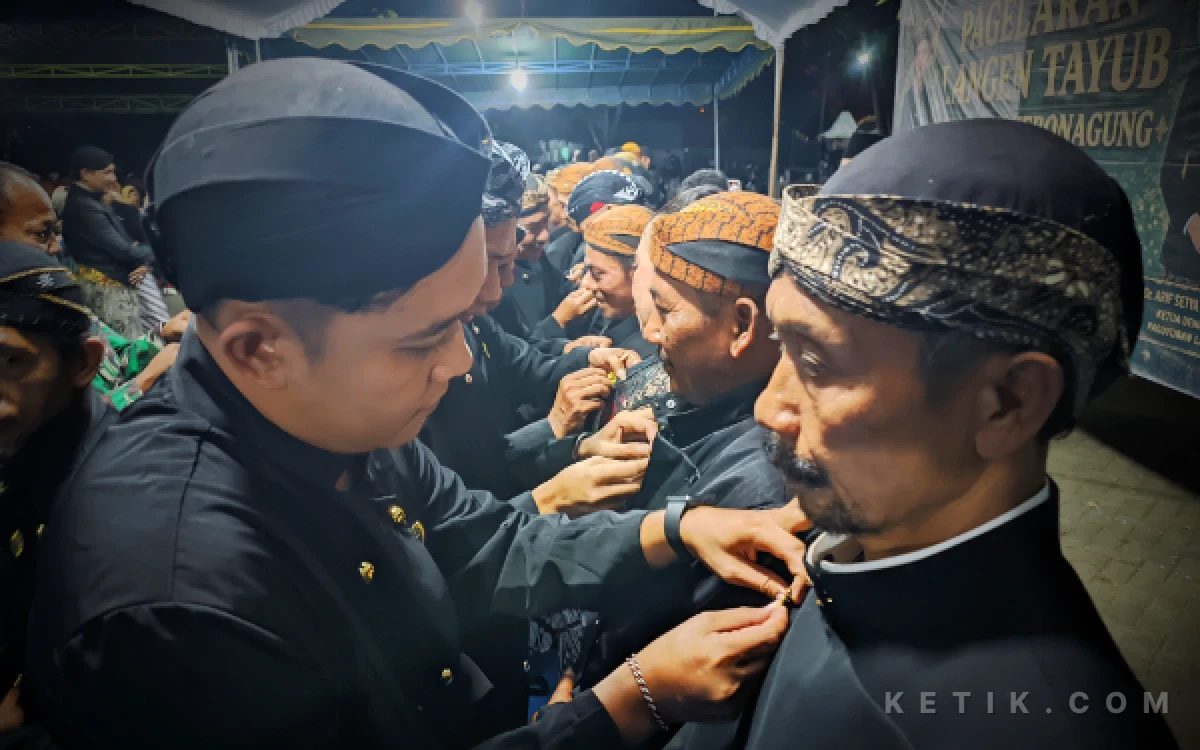 Foto Prosesi pengukuhan anggota Langen Tayub Kecamatan Kebonagung berlangsung di halaman Kantor Kecamatan Kebonagung, Pacitan, Sabtu malam, 9 Mei 2026. Kegiatan tersebut menjadi bagian dari upaya pelestarian kesenian tradisional tayub dan penguatan solidaritas pelaku seni budaya di tingkat desa. (Foto: Al Ahmadi/Ketik.com)