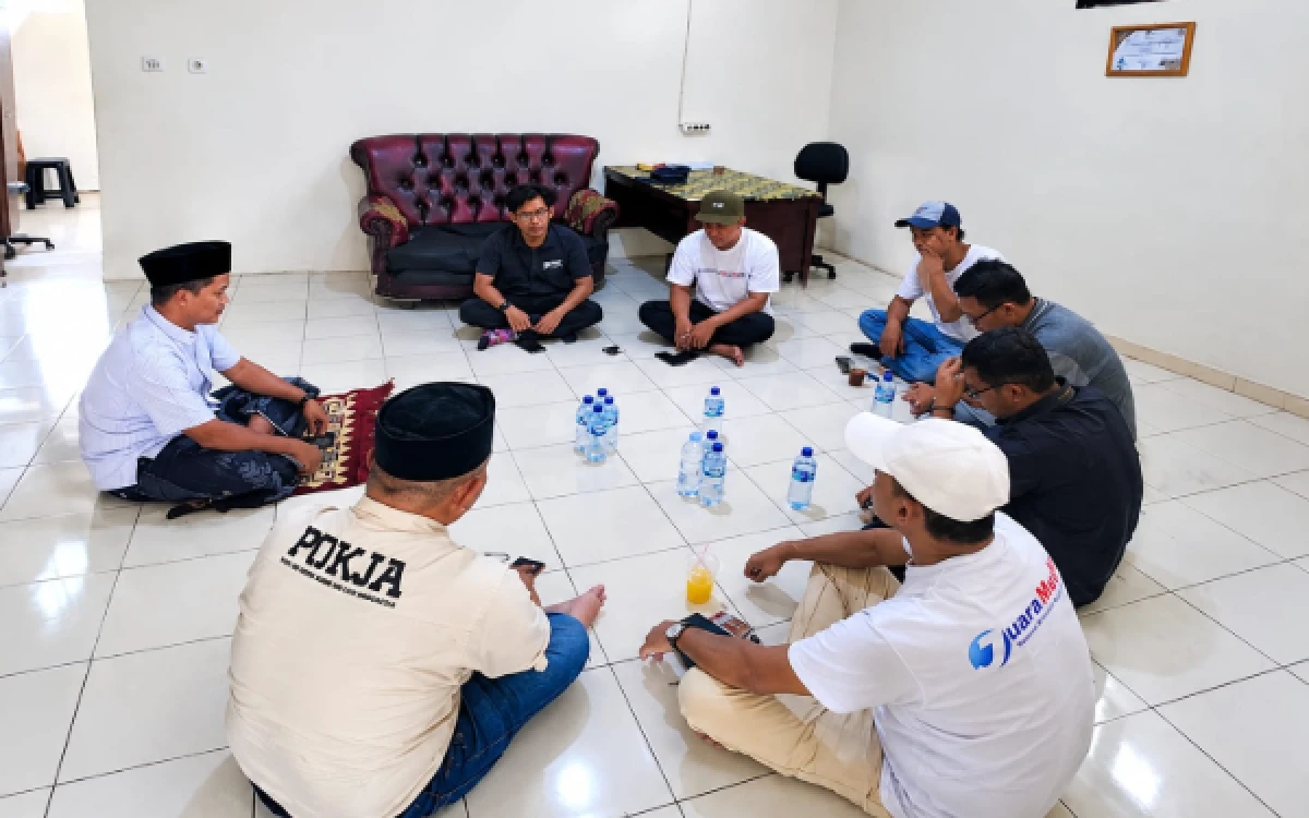 Thumbnail Berita - Hari Ketiga Pencarian, Pokja Wartawan Lebak Gelar Doa Bersama untuk 5 Jurnalis dan 3 Kru Kapal yang Hilang di Perairan GAK
