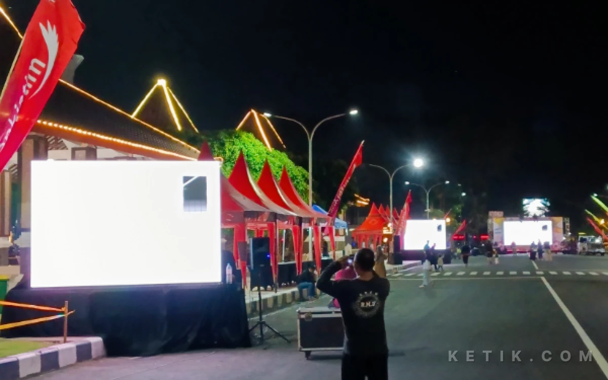 Foto Tiga layar lebar telah disiapkan di Jalan Cokronegoro, Sidoarjo, untuk menyiarkan laga final Piala Dunia 2026 antara Argentina vs Spanyol. (Foto: Fathur Roziq/Ketik.com)
