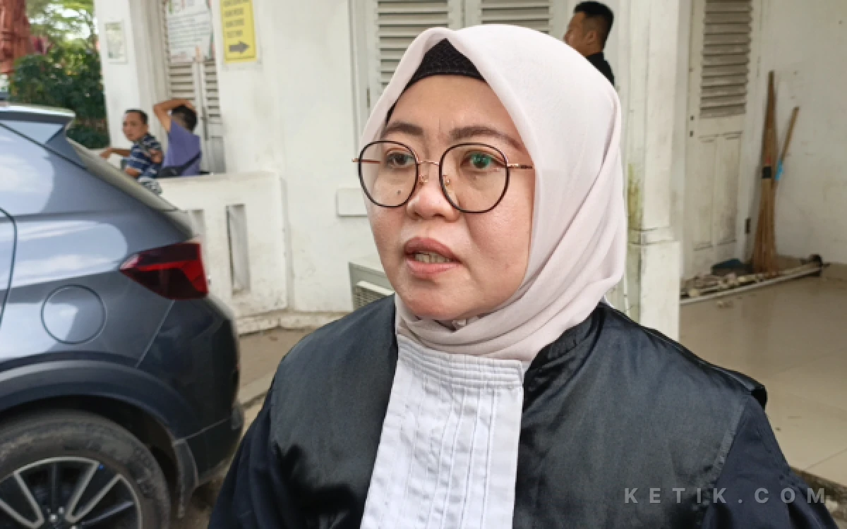 Foto Penasihat hukum Grees Selly SH MH menyampaikan keberatan atas putusan majelis hakim dan menyatakan pihaknya mempertimbangkan upaya banding, Selasa 5 Mei 2026. (Foto: M Nanda/Ketik.com)