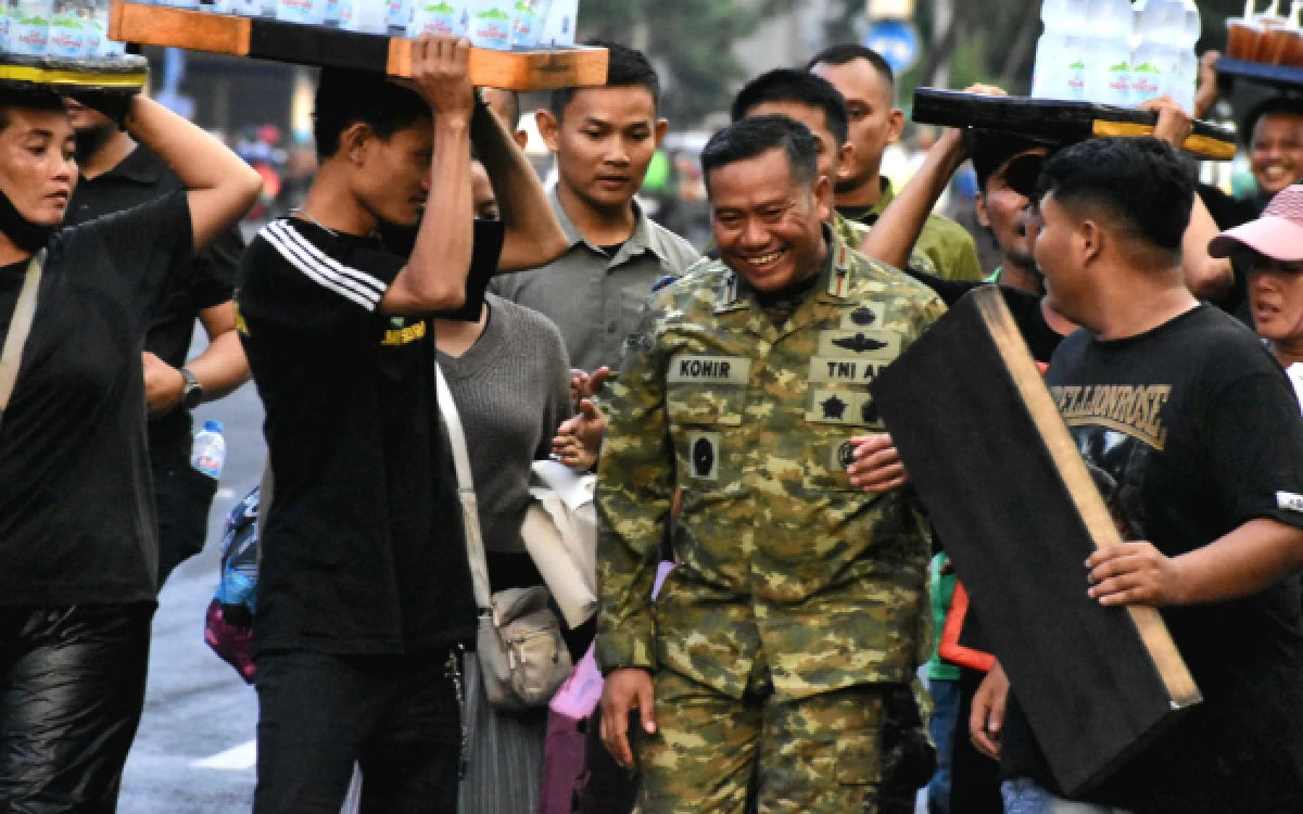 Thumbnail Berita - Danrem Brigjen Kohir dan May Day! Kembalinya Kenangan Masa Kecil di Tengah Aksi Buruh Surabaya