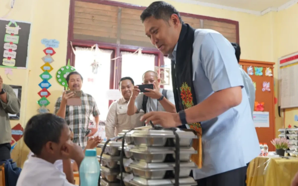 Foto Kepala BGN, Sudaryono, kala mengunjungi SDN Cot Meuraja, Kabupaten Aceh Besar, untuk meninjau pelaksanaan Program Makan Bergizi Gratis (MBG). (Foto: Instagram @badangizinasional.ri)