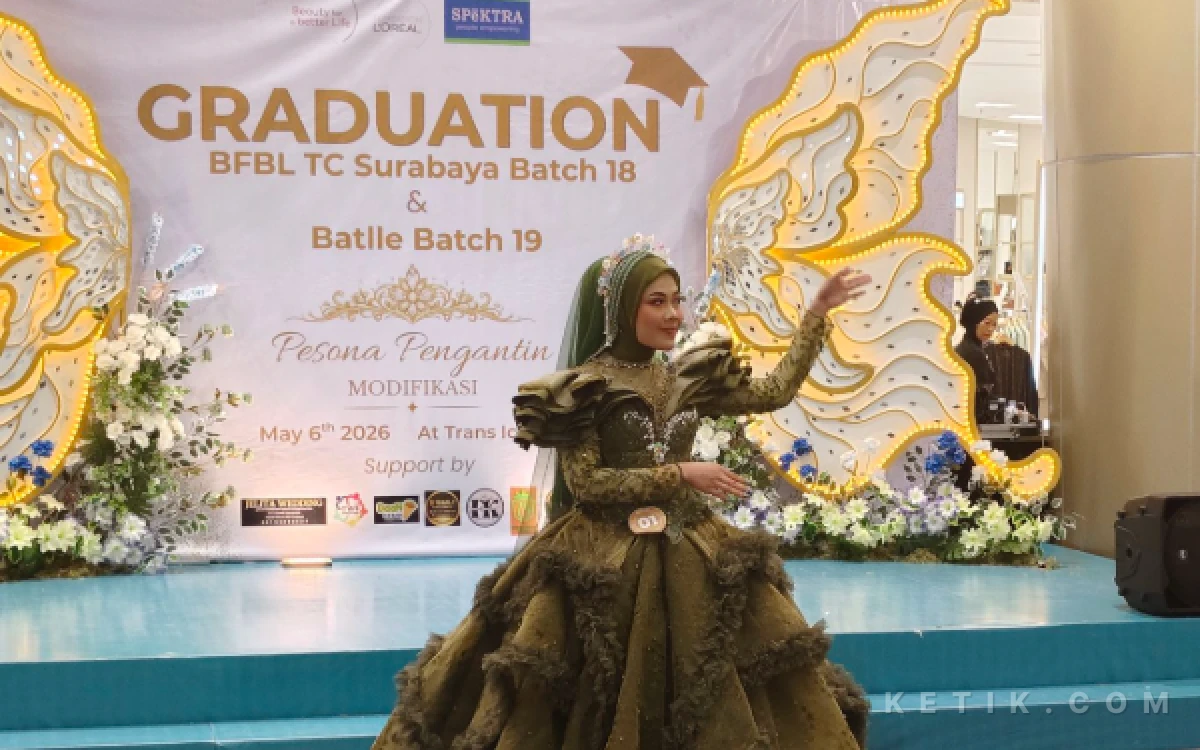 Foto Seorang model berjalan di catwalk. Ia mengenakan riasan makeup dari peserta kursus SPeKTRA. (Foto: Fitra/Ketik.com)
