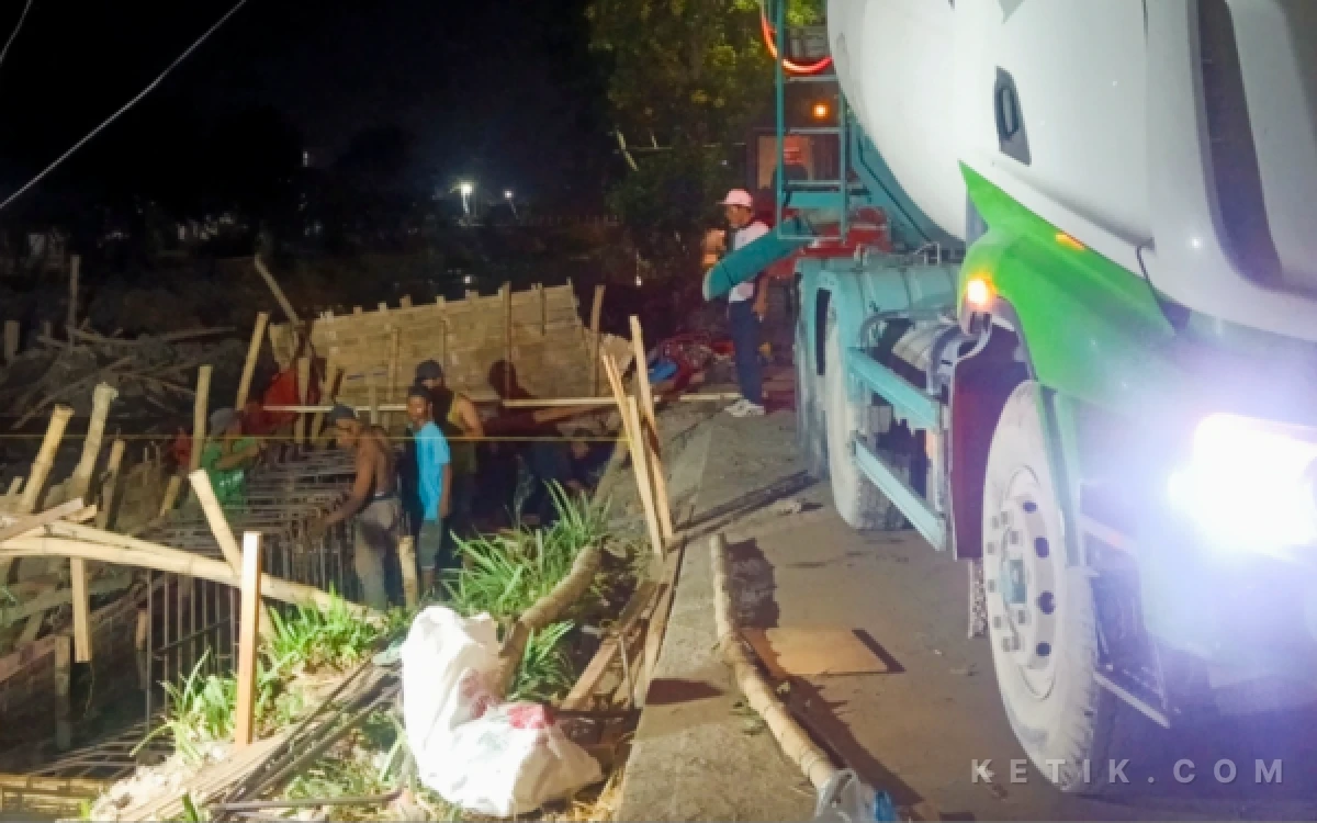 Foto Pekerja proyek jembatan Candinegoro bekerja hingga pukul 02.00 pada Selasa dini hari (7/10/2026). (Foto: Fathur Roziq/Ketik.com)