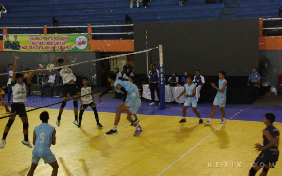 Foto Tim Voli Megilan Lamongan versus Laskar Kanjeng Pacitan di Kejurprov Voli U19 antar klub Jatim 2026 di GOR Merdeka, Jombang, 29 Oktober 2026. (Foto: Rifat/Ketik.com)