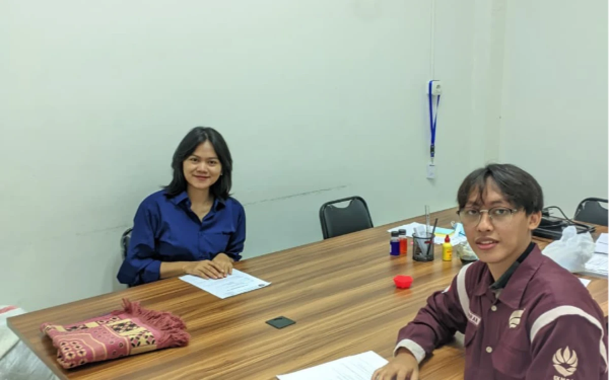 Foto Aktivitas Zahran saat kunjungan kerja dan pemeriksaan kualitas produk untuk memastikan standar mutu perusahaan tetap terjaga  (Foto : Muhammad Zahran/Mahasiswa PSDKU UB Kediri)