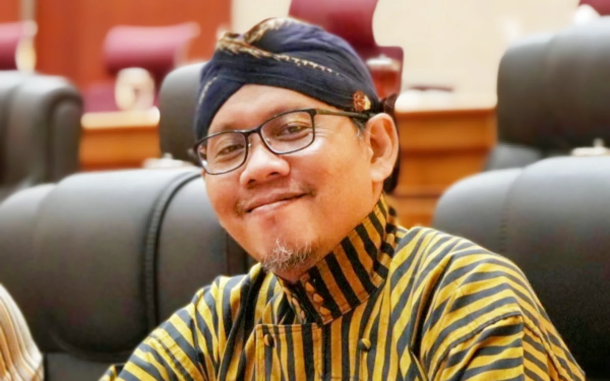 Foto Sekdin Perindustrian dan Perdagangan Sleman, Aris Herbandang, menegaskan komitmen Pemkab Sleman dalam mendorong penggunaan besek bambu sebagai wadah daging kurban ramah lingkungan. (Foto: Aris for Ketik.com)