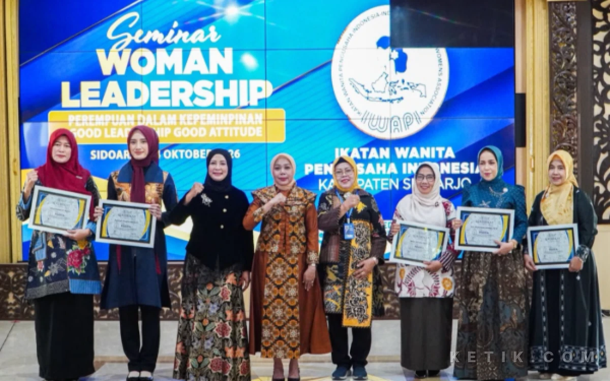 Foto Para pengurus IWAPI Kabupaten Sidoarjo bersama dr Sriatun Subandi sebelum kegiatan seminar pada Rabu (14 Oktober 2026). (Foto: Anas/Ketik.com)