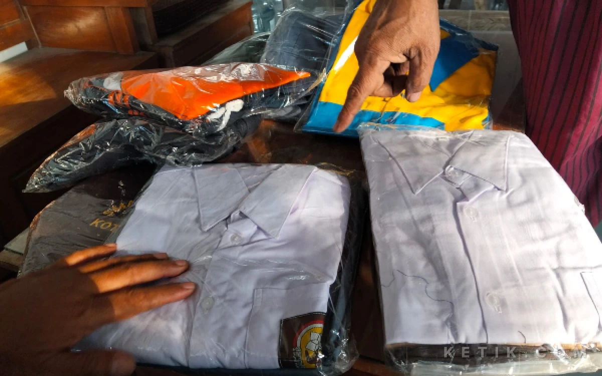 Thumbnail Berita - Dugaan Pengondisian Pembelian Seragam SMKN 1 Doko Blitar Disorot, Selisih Harga Capai Ratusan Ribu