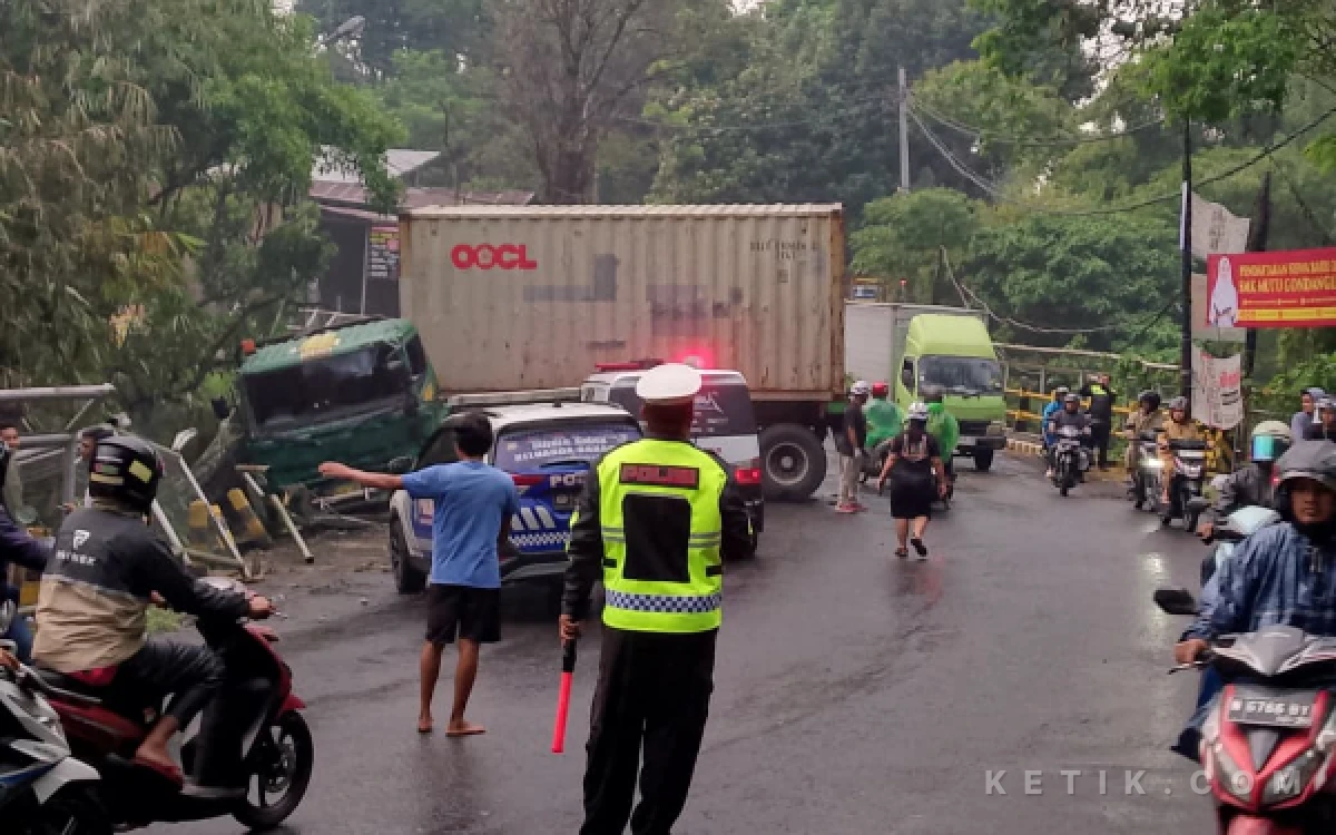 Foto Truk kontainer kecelakaan di kawasan Jembatan Kendalpayak, Kecamatan Pakisaji, Kabupaten Malang, Senin, 22 Juni 2026 sore. (Foto: Gumilang/ketik.com)