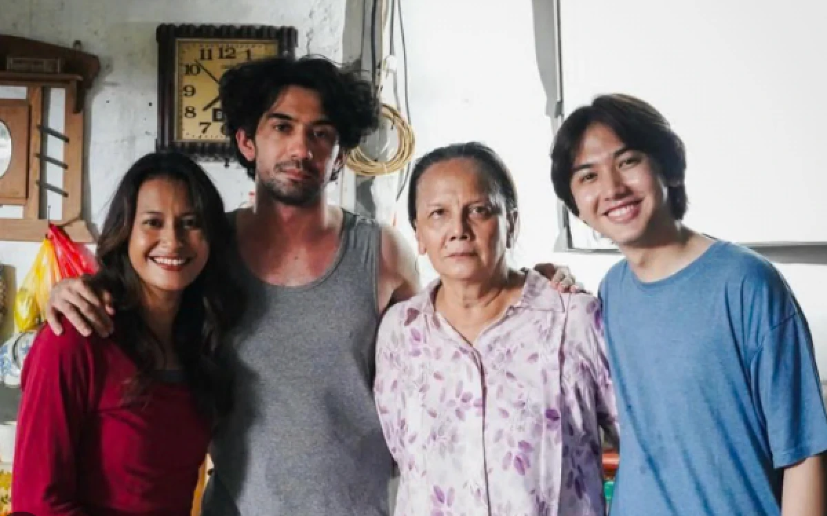 Foto Satu keluarga, sejuta cerita. Momen hangat Langit bersama Ibu Wida, Tari, dan Banyu dalam film Semua Akan Baik-Baik Saja (Foto:Popbela.com/ketik.com)