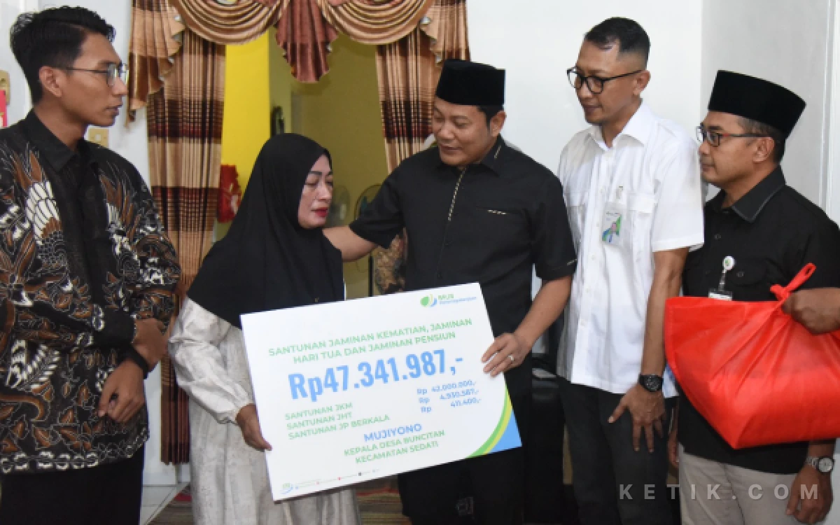 Foto Pemberian santunan BPJS Ketenagakerjaan kepada keluarga almarhum Kades Buncitan, Sedati, pada Jumat (8 Mei 2026). (Foto: Kominfo Sidoarjo)