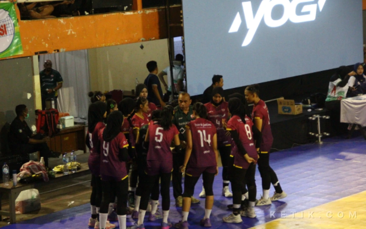 Foto Bank Jatim Kota Surabaya menjadi kampiun Kejurprov Voli U19 antar klub Jatim 2026 di GOR Merdeka Jombang, 29 Oktober 2026. (Foto: Rifat/Ketik.com)