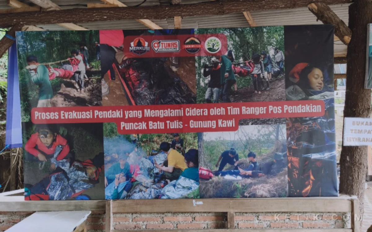 Foto Sejumlah foto kegiatan rescue oleh Tim Ranger Pos Pendaian Puncak Batu Tulis Gunung Kawi yang terdapat di pos pendakian. (Foto: Dendy/Ketik.com)