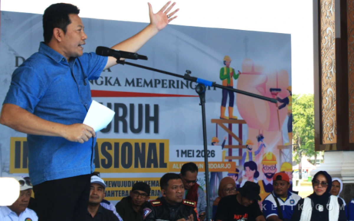 Foto Bupati Subandi menyampaikan komitmen untuk menyiapkan aturan tentang kuota afirmasi 5 persen anak buruh dalam sistem penerimaan murid baru (SPMB) di sekolah negeri. Perwakilan serikat buruh, Dinas Ketenagakerjaan Sidoarjo, serta Dinas Pendidikan dan Kebudayaan (Disdikbud) diminta duduk bersama. (Foto: Fathur Roziq/Ketik.com)