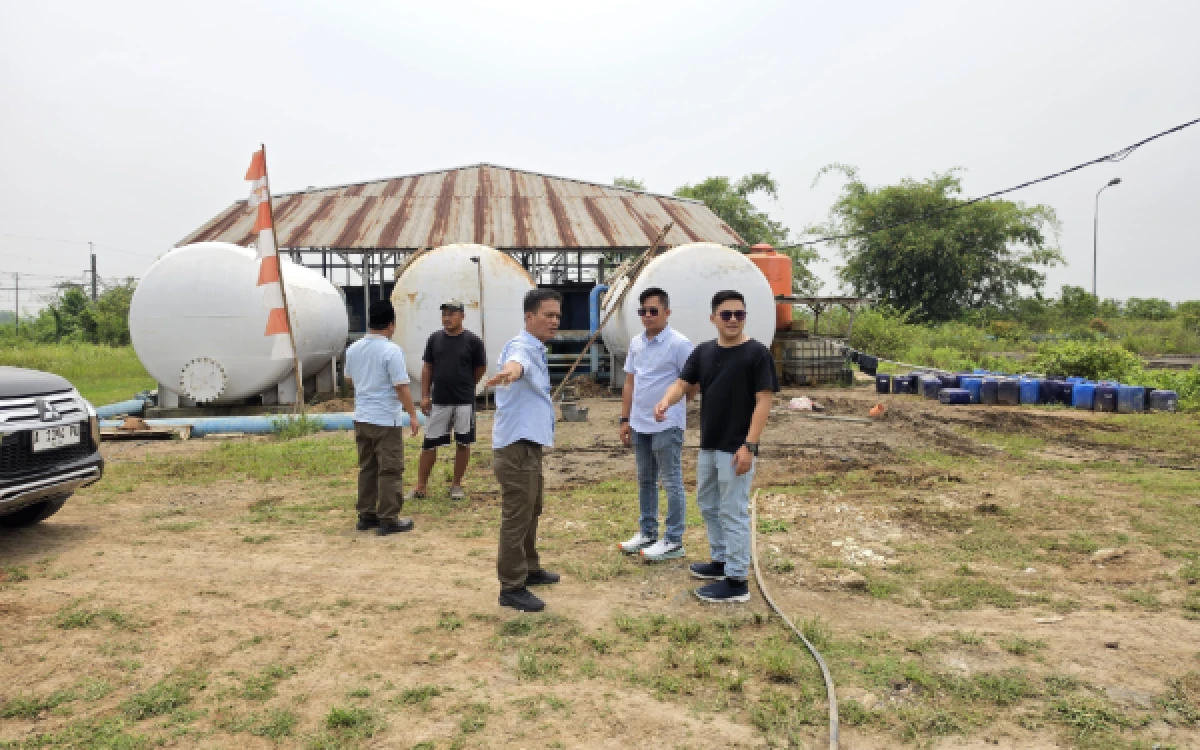 Foto Direktur Perumdam Tirta Kalimaya Kabupaten Lebak, Ni’matullah, bersama Dewan Pengawas H. Dade Yan Apriyandi dan jajaran meninjau area instalasi pengolahan air di SPAM Maja, Kabupaten Lebak, Banten, Jumat (16/10/2026). (Foto: Abdul Kohar/Ketik.com)