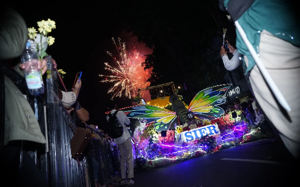 Foto Kupu-kupu robotik dari PT SIER tampil mencolok dengan perpaduan warna-warni lampu artistik serta futuristik dalam gelaran Surabaya Vaganza 2026 sekaligus peringatan Hari Jadi Kota Surabaya (HJKS) ke-733 pada Sabtu malam, 16 Mei 2026. (Foto: Humas PT SIER)