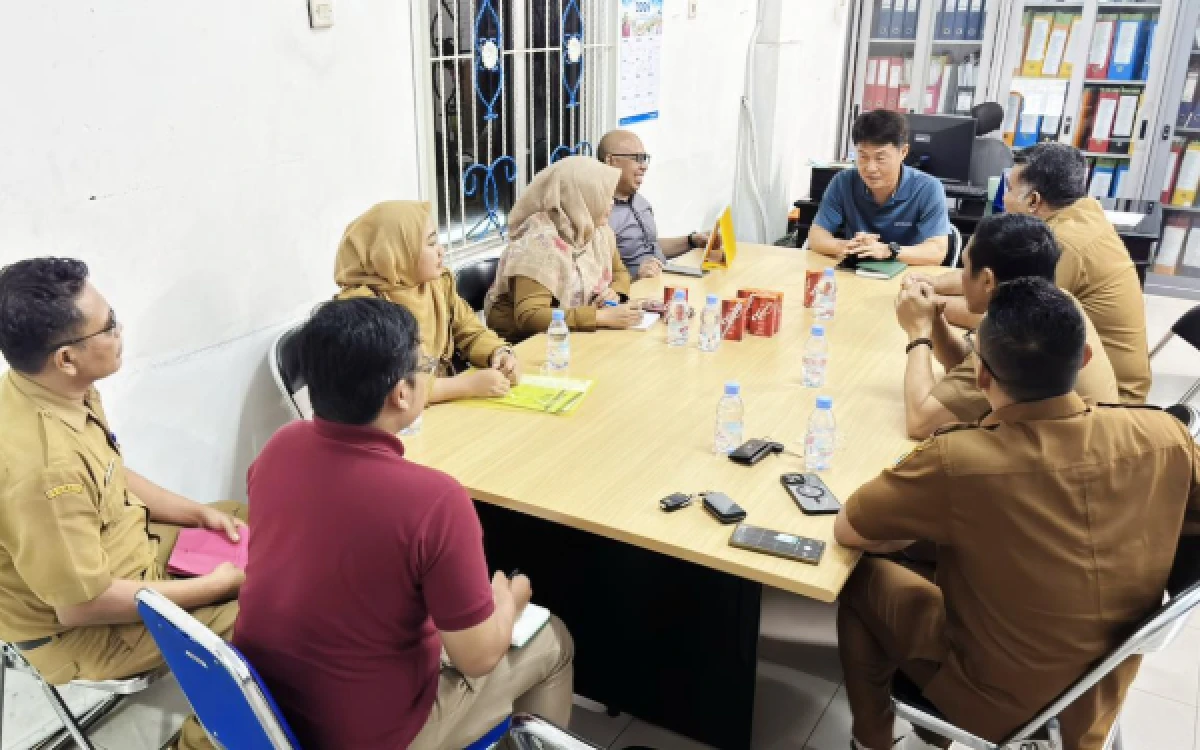 Foto Suasana audiensi antara Disnaker Lebak dan perwakilan perusahaan terkait penutupan permanen PT PWI 6. Disnaker Lebak memastikan akan mengawal pemenuhan hak-hak pekerja terdampak PHK, termasuk pesangon, kekurangan gaji, dan klaim BPJS Ketenagakerjaan. (Foto: Disnaker Lebak for Ketik.com).