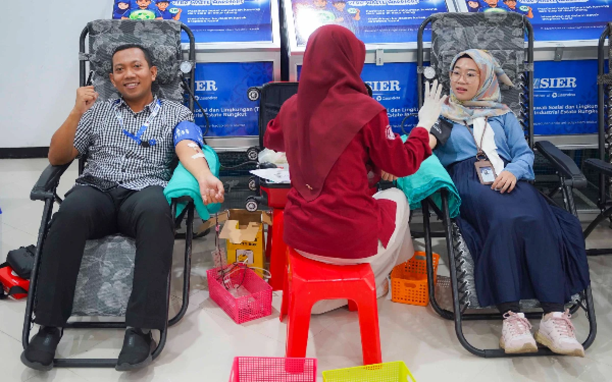 Foto Sejumlah pendonor saat mengikuti program sosial donor darah yang digelar di Lantai 1 Wisma SIER pada Kamis, 25 Juni 2026. (Foto: Humas PT SIER)