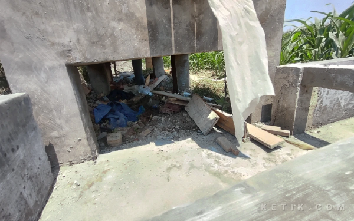 Foto Pembangunan Irigasi Perpompaan (IRPOM) senilai Rp155,7 juta di Desa Dukuhklopo, Kecamatan Peterongan, Kabupaten Jombang, berdiri di atas saluran irigasi. (Foto: Syaiful Arif/ketik.com)