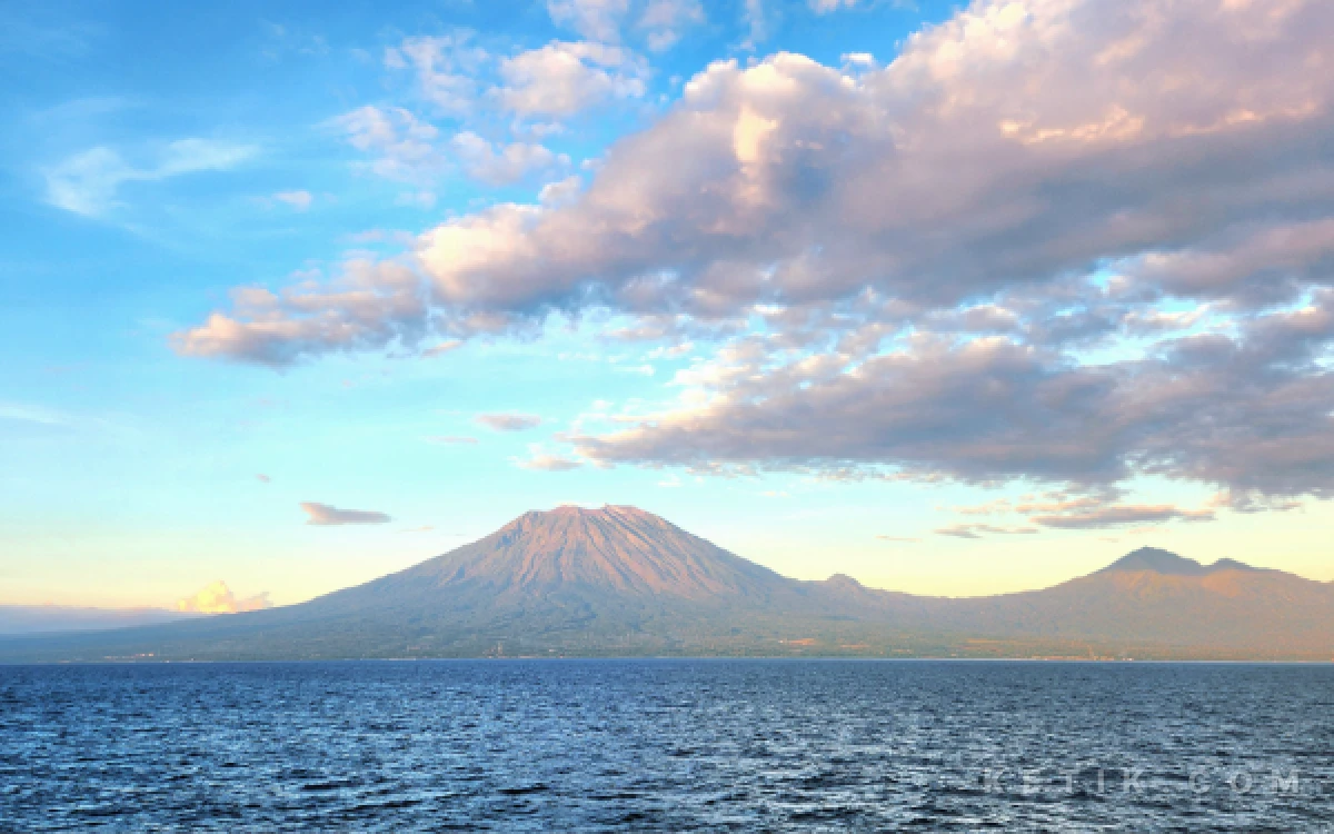 Foto Gunung Agung di Pulau Bali tampak dari atas KM Kirana VII yang sedang berlayar pada Senin pagi, 4 Mei 2026. (Foto: Fiqih Arfani/ketik.com)